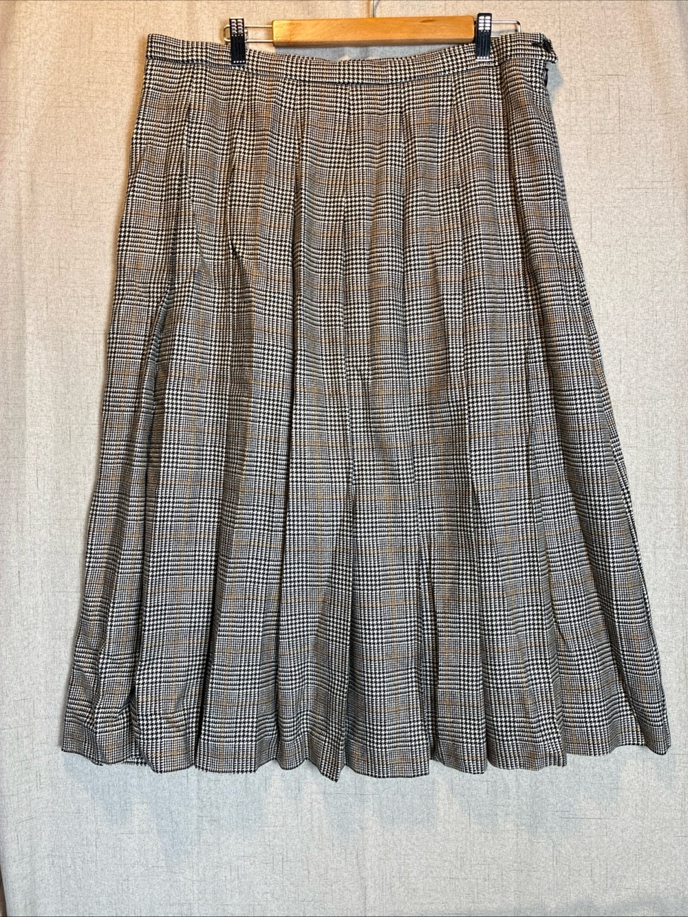 Pendleton Long Skirt Plaid Pleated Virgin Wool Vintage Size 18 XL Black and Tan